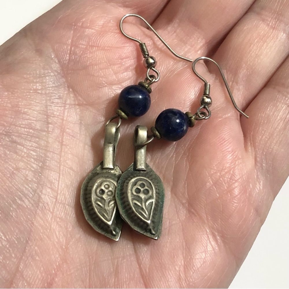 Vintage boho dangle earrings silvertone leaves w/ lapis or sodalite